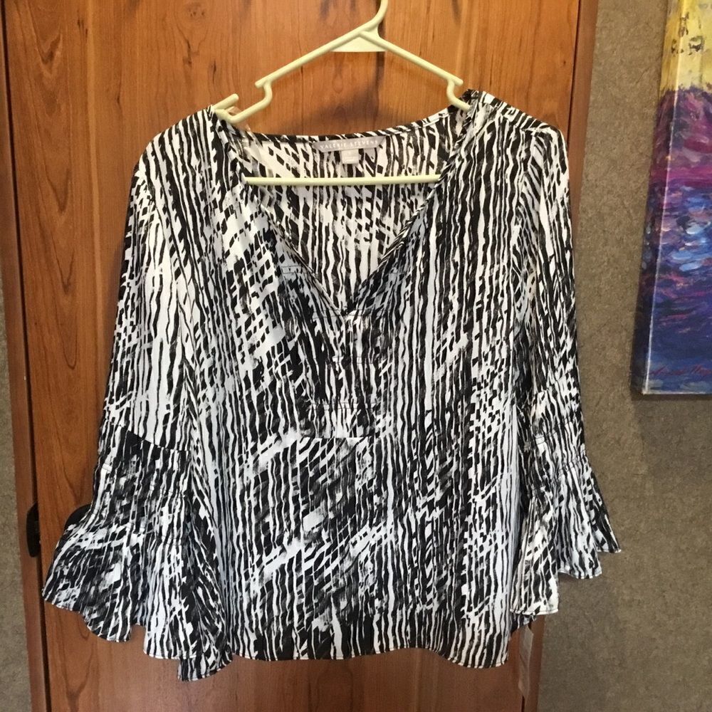 NWT Valerie Stevens Brand Black & White Poly Crepe Blouse